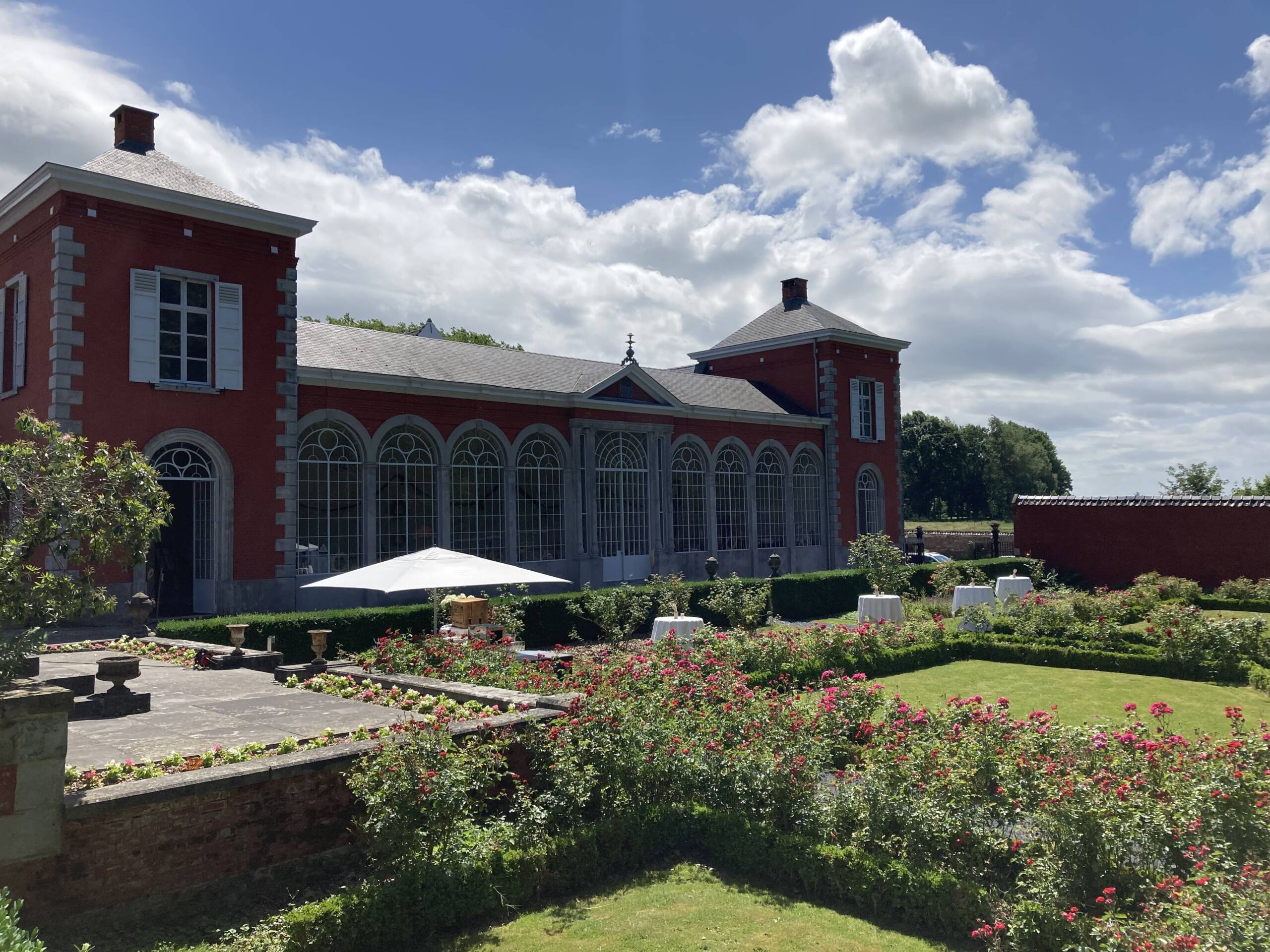 Orangerie et jardin français en fleur-min