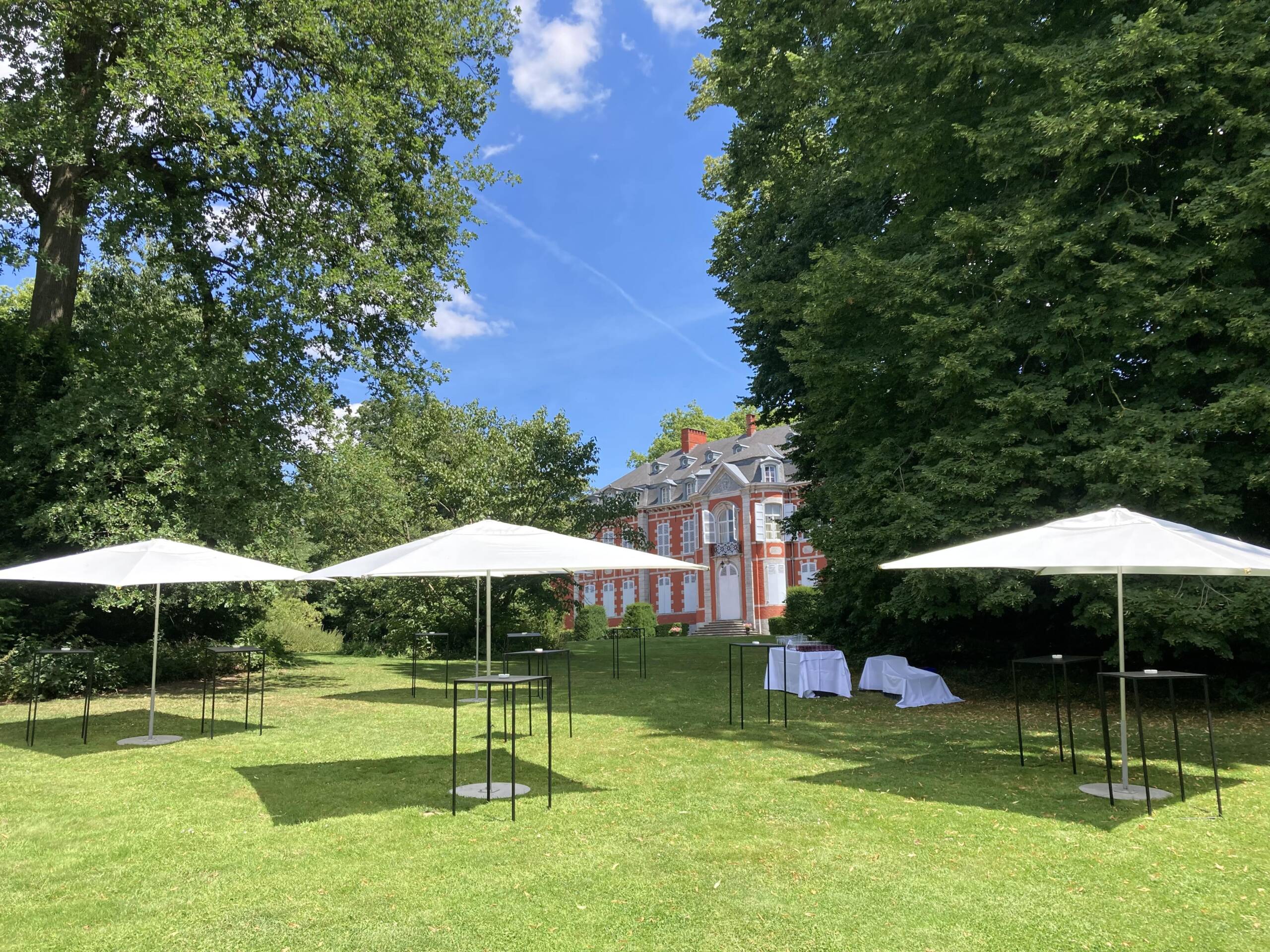 Parc - disposition de parasols et manges-debout perspective ouest-min