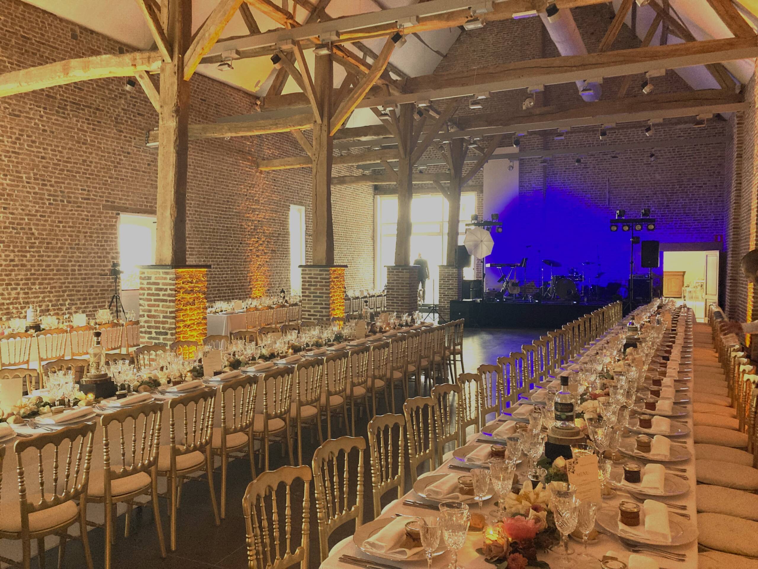 grange - repas tables longues - podium et piste de danse côté porche-min