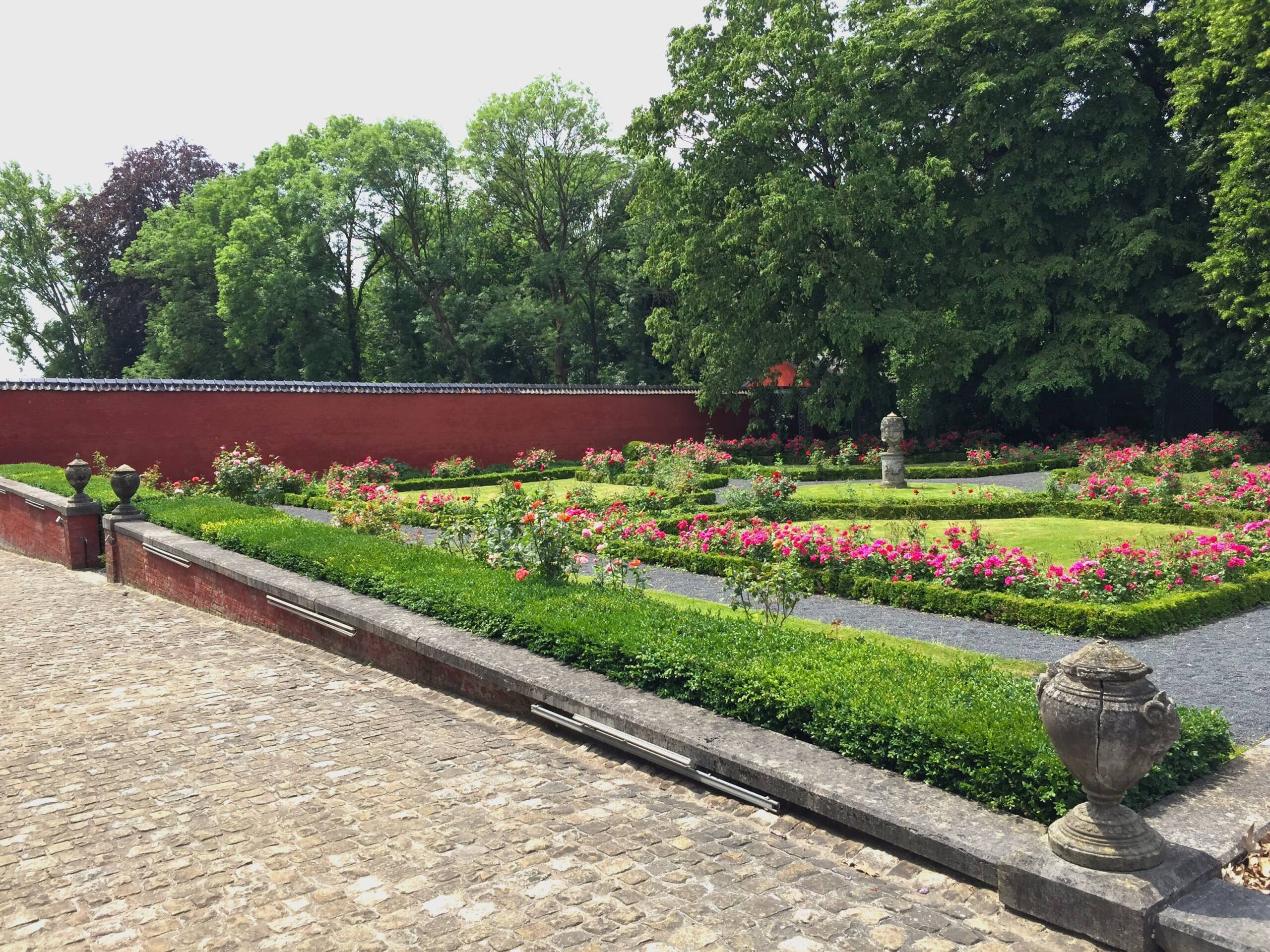 jardin français en fleur-min