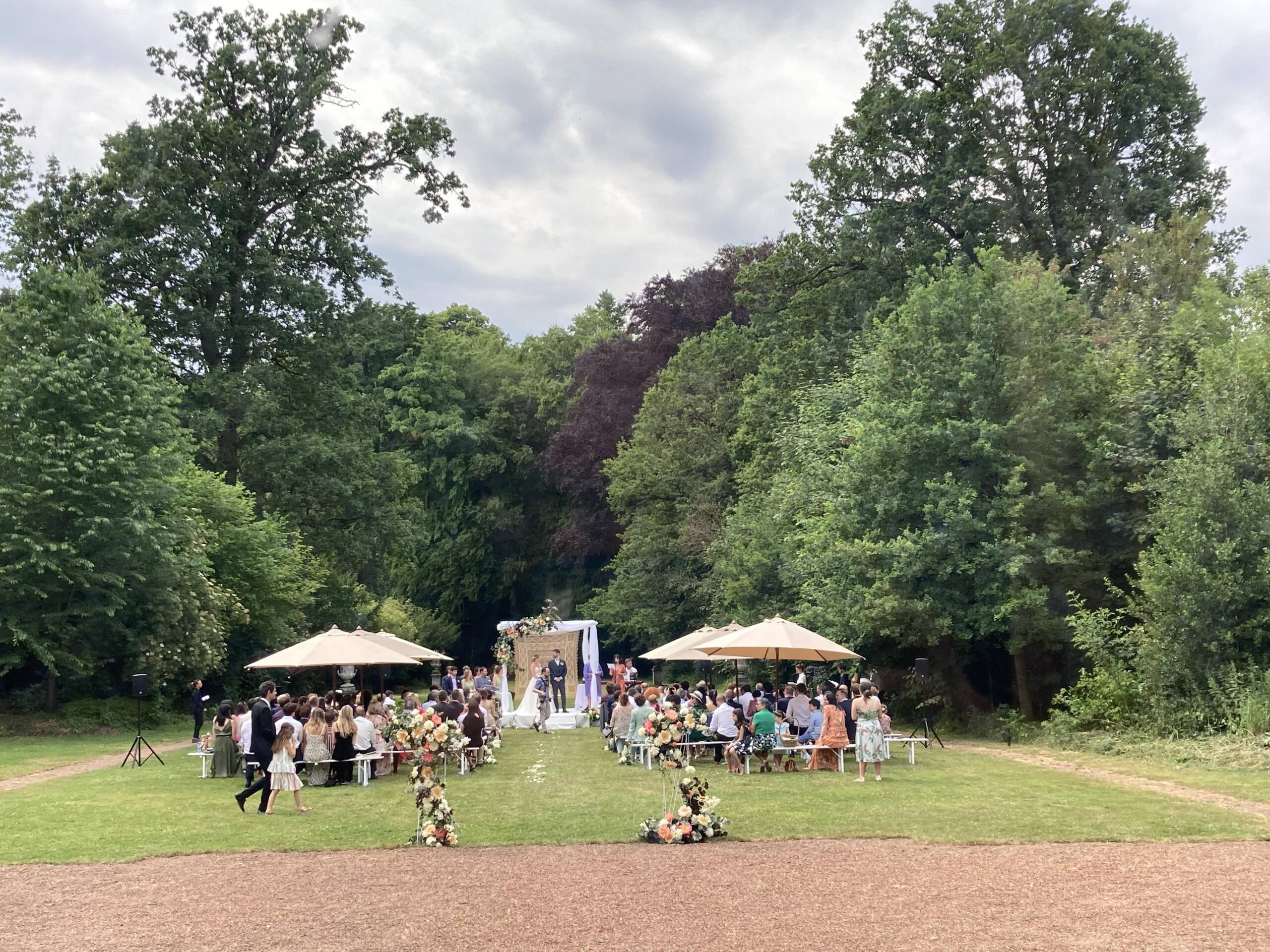 tapis vert derrière le château - cérémonie de mariage-min