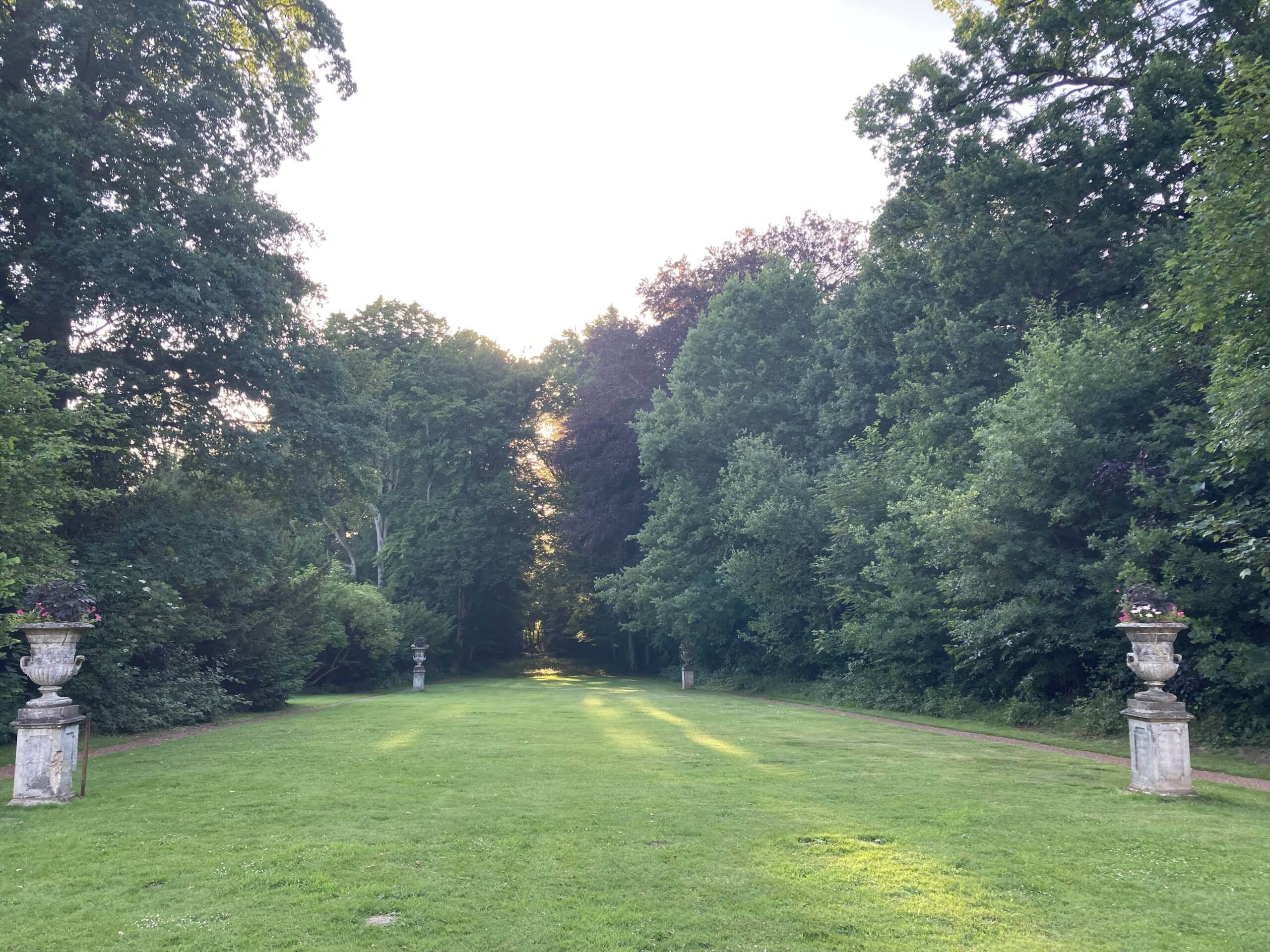 tapis vert derrière le château solstice d'été-min