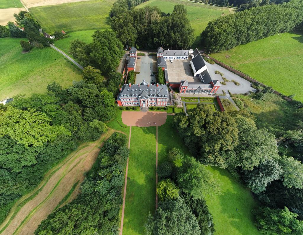 vue aérienne du Domaine depuis l'arrière du château-min