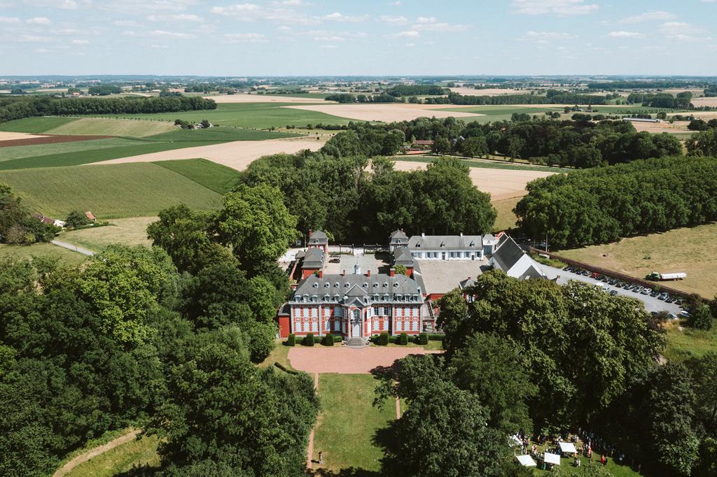 vue aérienne du Domaine depuis l'arrière du château - vin d'honneur dans le parc-min