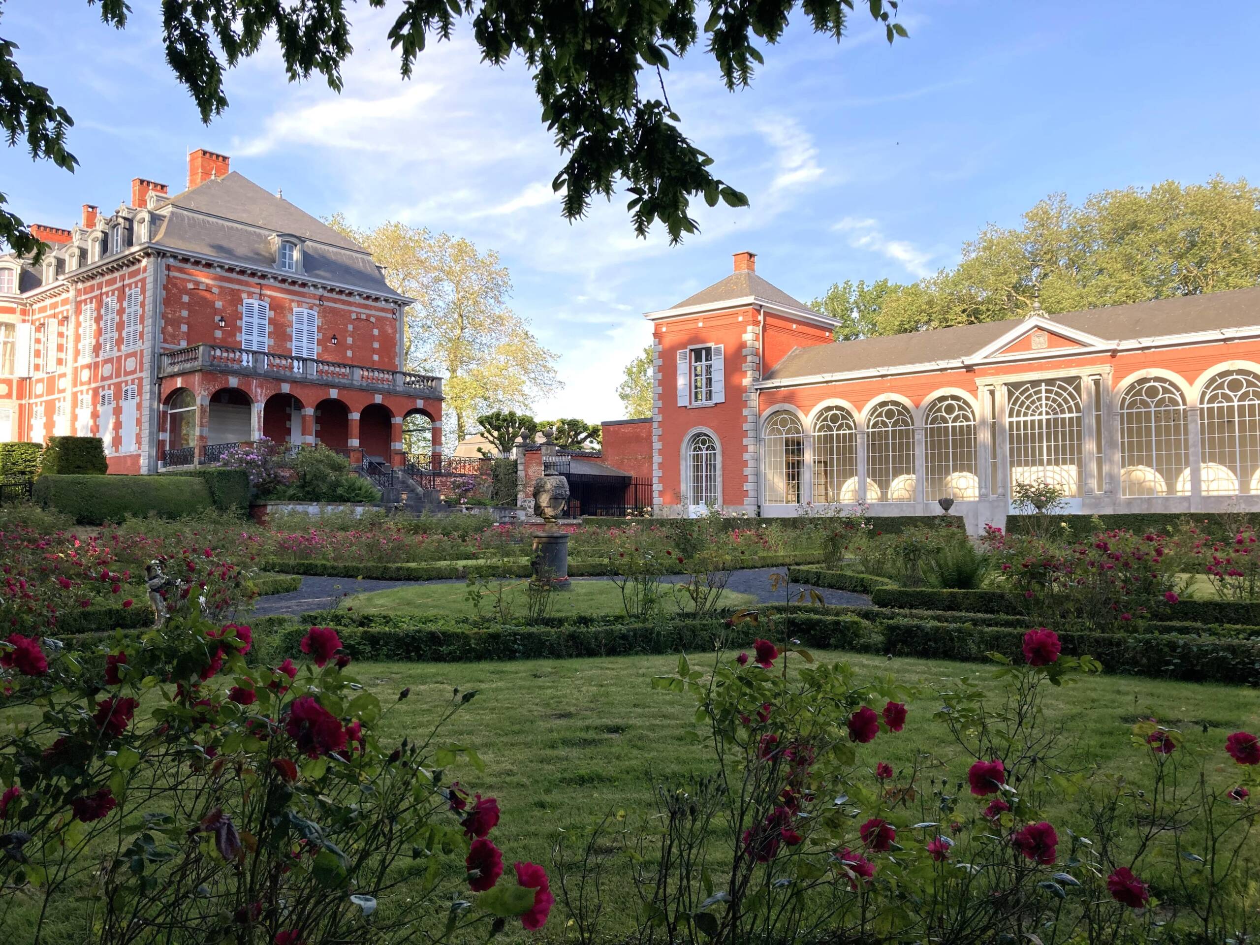 vue sur le château et l'orangerie depuis le jardin français-min